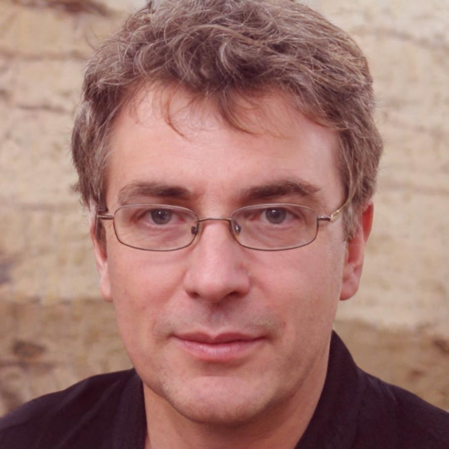 Especialista en auditoría presupuestaria revisando análisis financiero