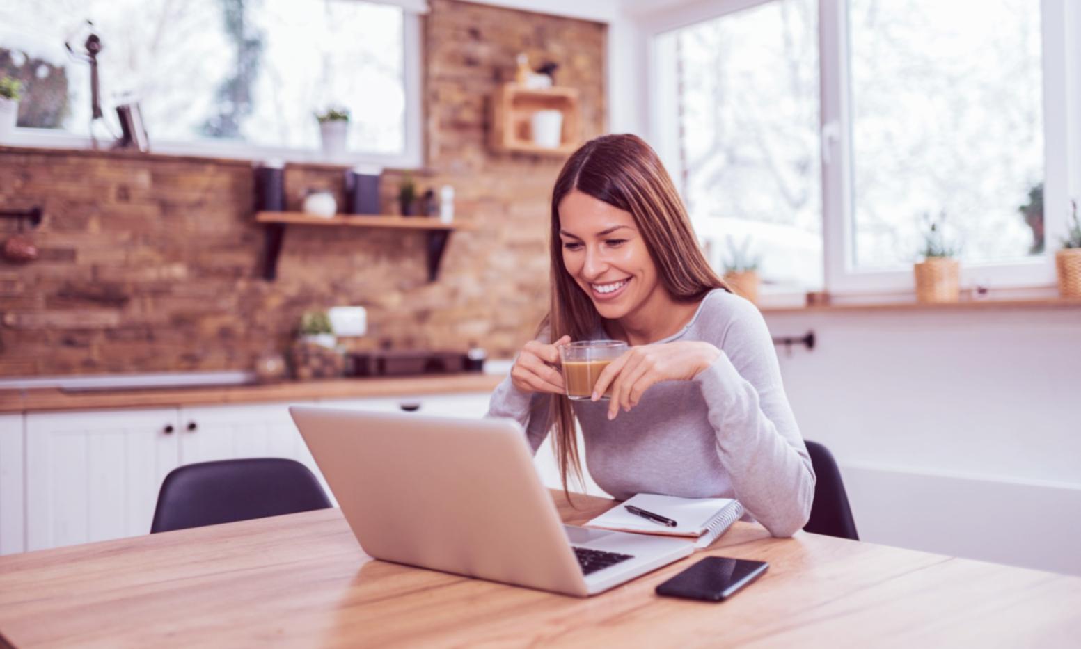 Equipo de trabajo colaborando en la preparación de auditoría presupuestaria